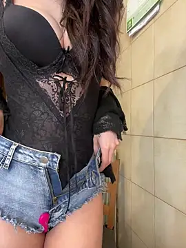 L000lita online show from April 13, 2026, 2:32 pm