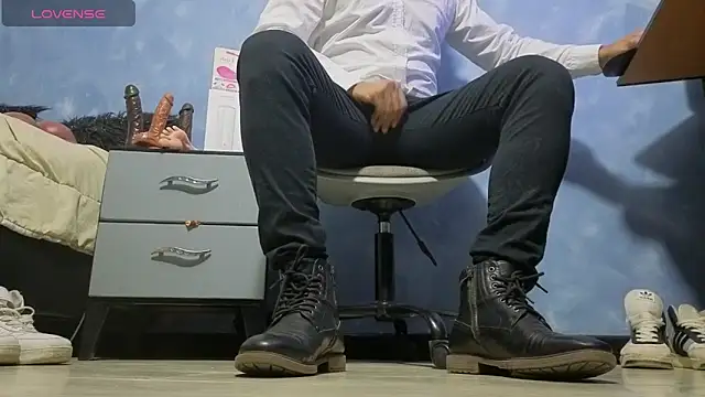 Snapshot of TomLover_12 chatting on March 2, 2026, 12:22 am TomLover 12 online show from March 2, 2026, 12:22 am