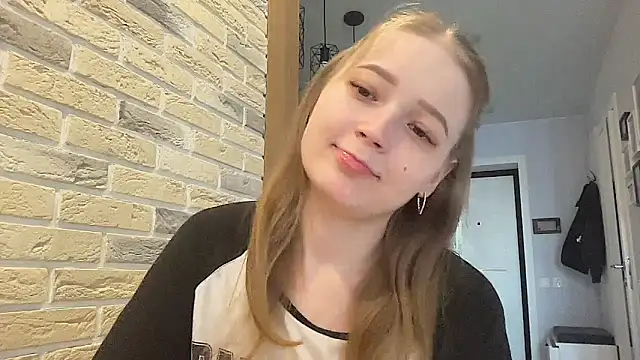 CharmingSarah online show from April 17, 2026, 1:47 pm