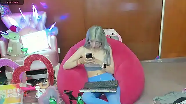 Snapshot of Skinygirl chatting on May 6, 2026, 9:52 pm Skinygirl online show from May 6, 2026, 9:52 pm