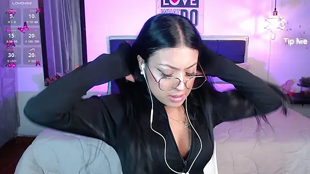 Snapshot of vaness_weet chatting on March 6, 2025, 8:37 pm vaness weet online show from March 6, 2025, 8:37 pm