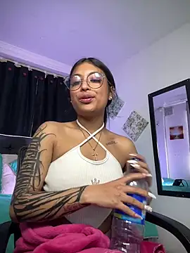 Snapshot of vaness_weet chatting on February 11, 2025, 5:18 pm vaness weet online show from February 11, 2025, 5:18 pm
