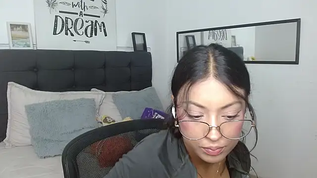 Snapshot of vaness_weet chatting on October 3, 2025, 7:37 pm vaness weet online show from October 3, 2025, 7:37 pm