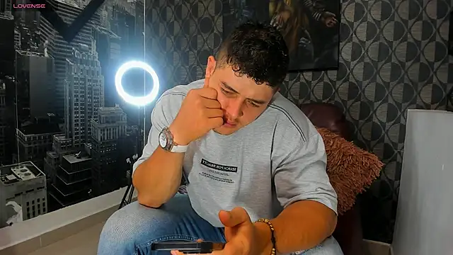 Leonsmoron online show from November 30, 2025, 6:19 pm