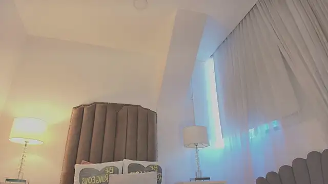 Emma Torres   online show from November 7, 2025, 12:21 pm