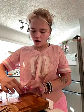 Snapshot of Cutiepiespanks chatting on October 10, 2025, 9:15 pm Cutiepiespanks online show from October 10, 2025, 9:15 pm