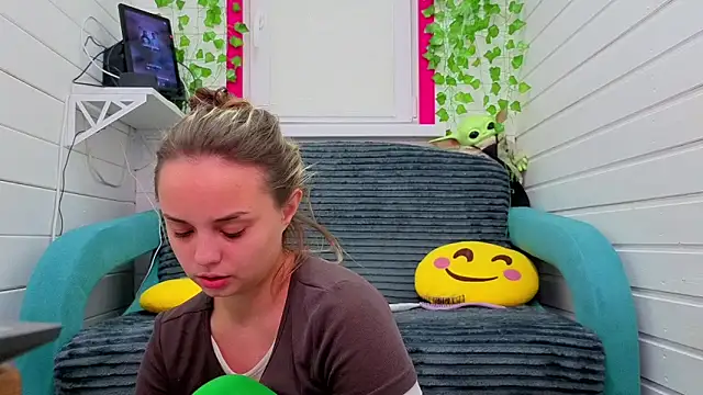 Misss Vikk online show from December 1, 2025, 7:31 am