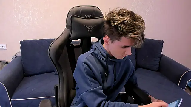 James Mills online show from December 3, 2025, 8:08 pm