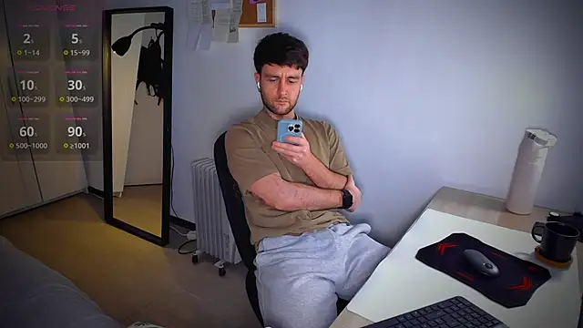 Snapshot of HonestAndrew chatting on February 18, 2026, 12:01 pm HonestAndrew online show from February 18, 2026, 12:01 pm