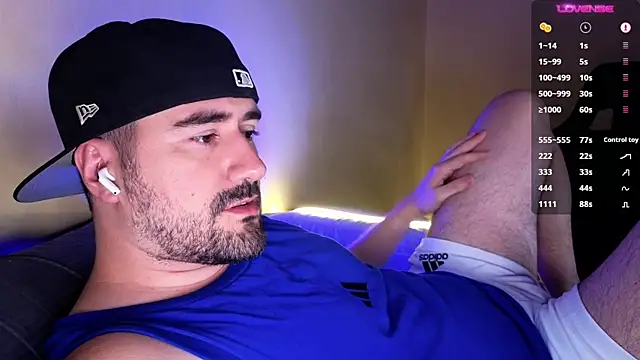 Snapshot of DominantTheo chatting on December 1, 2025, 3:18 am DominantTheo online show from December 1, 2025, 3:18 am