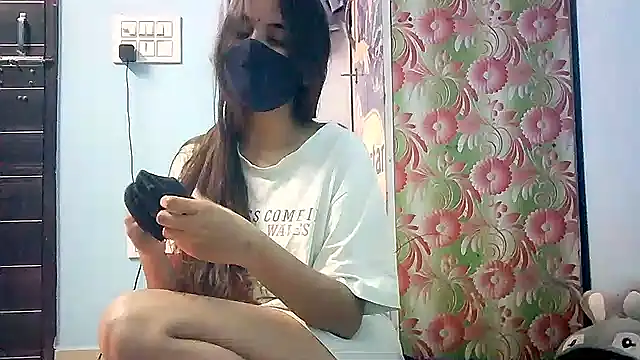 lovelydesi21 online show from January 12, 2025, 5:33 pm