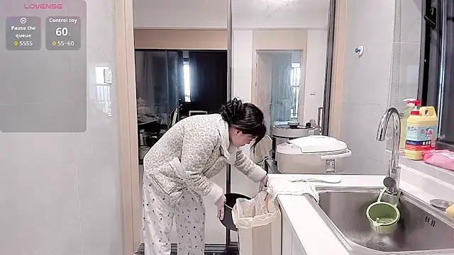 Vivian-6 online show from February 28, 2026, 1:05 am