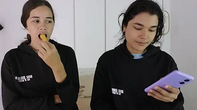 Snapshot of sexychanell_18 chatting on November 15, 2025, 1:15 pm sexychanell 18 online show from November 15, 2025, 1:15 pm