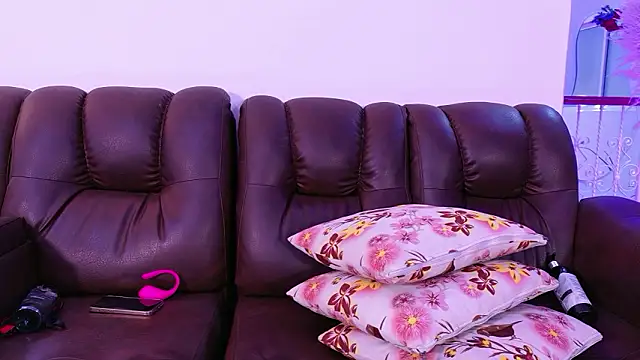 Snapshot of lara_giraldo chatting on March 3, 2026, 1:34 am lara giraldo online show from March 3, 2026, 1:34 am