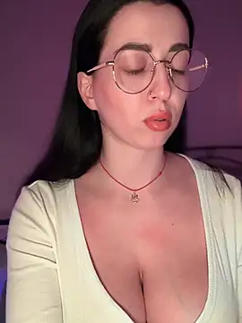 Emylia online show from November 25, 2025, 9:04 pm