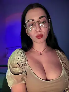 Emylia online show from November 11, 2025, 6:47 pm