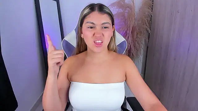 sofia henaok online show from February 12, 2026, 2:22 am