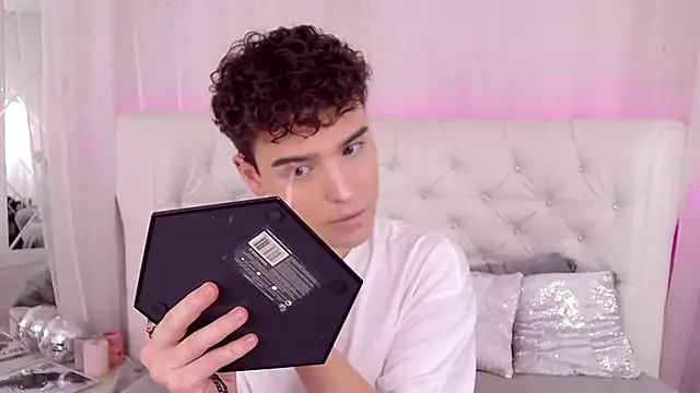 Snapshot of RobbyCharming chatting on September 21, 2025, 3:33 am RobbyCharming online show from September 21, 2025, 3:33 am