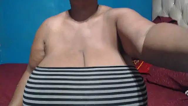 CUTEFIRMMELONSS online show from April 15, 2026, 3:23 am