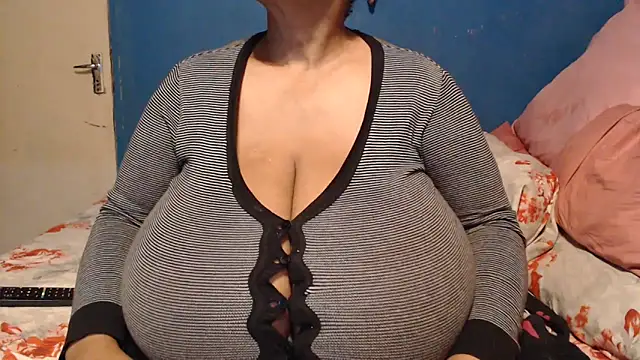 CUTEFIRMMELONSS online show from October 9, 2025, 5:02 pm