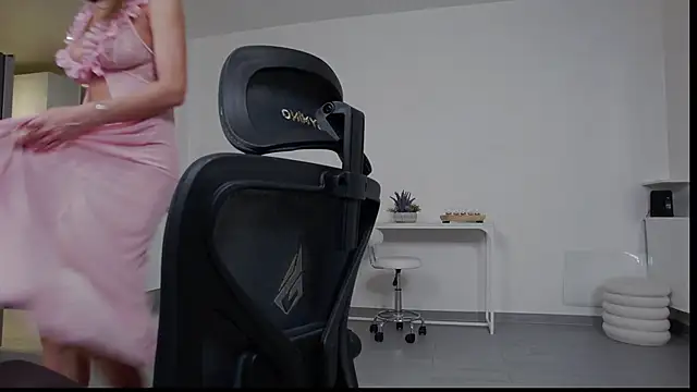 Snapshot of Bella_Twine chatting on February 24, 2026, 9:26 pm Bella Twine online show from February 24, 2026, 9:26 pm