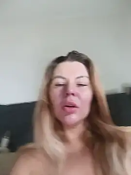 Snapshot of Lovers__Annn chatting on January 12, 2025, 5:24 am Lovers Annn online show from January 12, 2025, 5:24 am