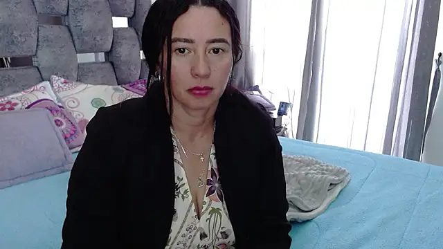 Snapshot of sara_hott_1 chatting on November 14, 2025, 3:37 pm sara hott 1 online show from November 14, 2025, 3:37 pm