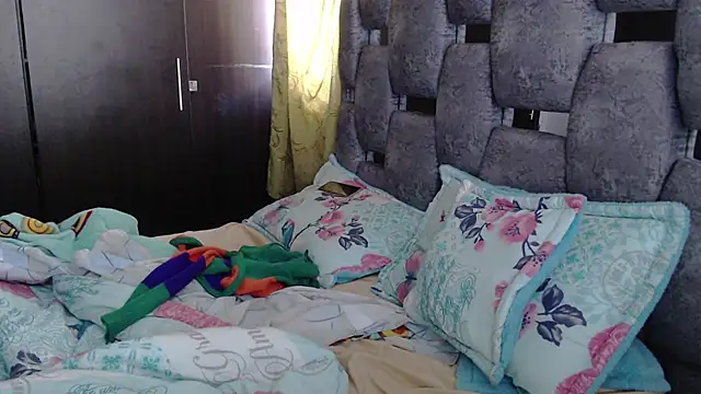 Snapshot of sara_hott_1 chatting on July 13, 2026, 1:43 pm sara hott 1 online show from July 13, 2026, 1:43 pm