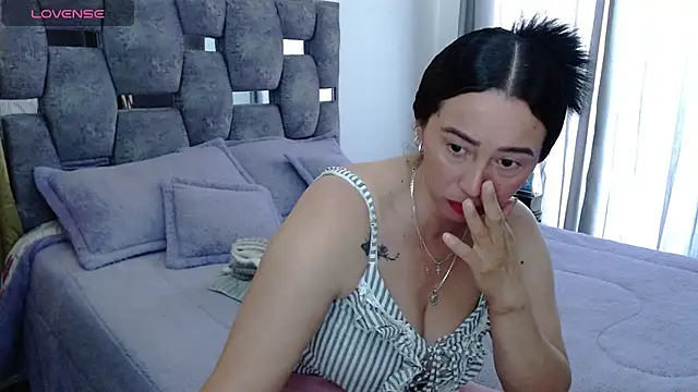 Snapshot of sara_hott_1 chatting on October 27, 2025, 2:51 pm sara hott 1 online show from October 27, 2025, 2:51 pm