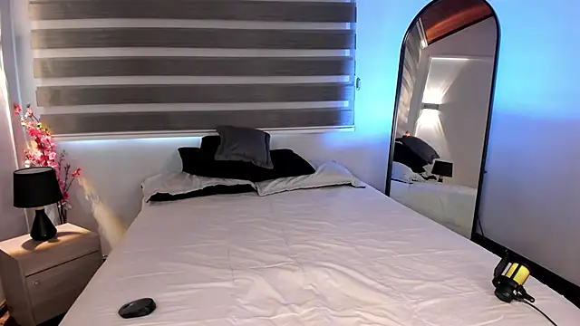 MERIDA TAYLOR online show from December 3, 2025, 12:15 pm