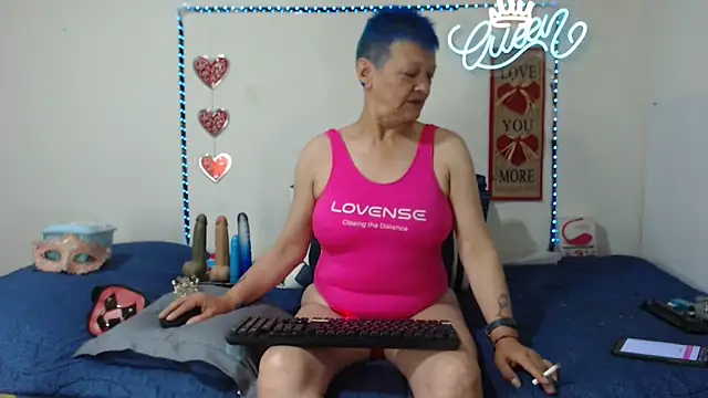 loquitaqueen011 online show from November 9, 2025, 3:16 pm