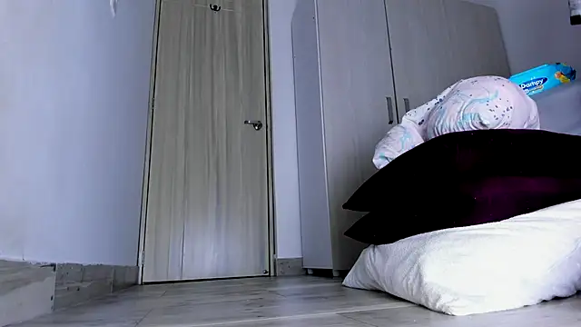 Skarleth69 online show from November 4, 2025, 3:43 am