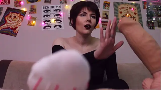 Luna Blake online show from April 30, 2026, 4:25 pm