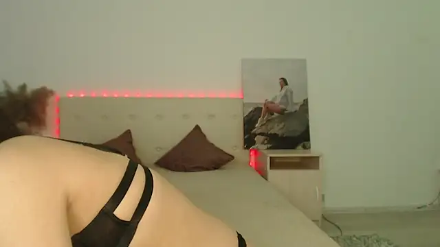 Snapshot of RoxannePure chatting on February 15, 2026, 7:51 am RoxannePure online show from February 15, 2026, 7:51 am