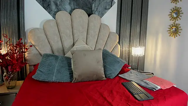 Snapshot of Naughty__Mom chatting on January 13, 2026, 2:32 pm Naughty Mom online show from January 13, 2026, 2:32 pm