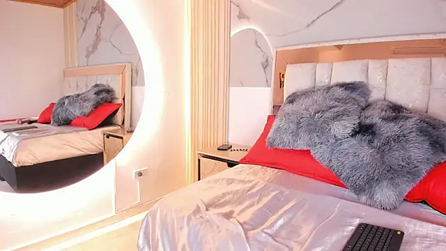 Naughty  Mom online show from April 17, 2026, 1:14 pm