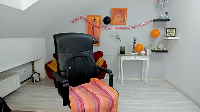 LollaGirl online show from October 29, 2025, 4:22 am