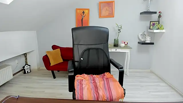 LollaGirl online show from October 8, 2025, 3:19 am