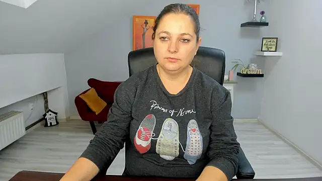 LollaGirl online show from November 14, 2025, 4:16 am