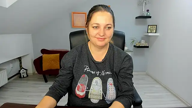 LollaGirl online show from November 30, 2025, 3:51 am