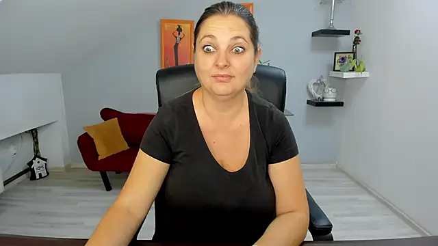 LollaGirl online show from October 10, 2025, 3:18 am