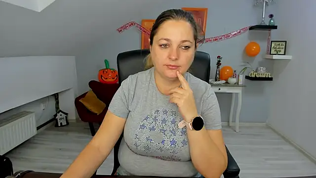 LollaGirl online show from October 28, 2025, 4:24 am