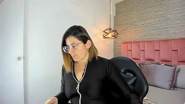 SarahDeyvis online show from October 21, 2025, 1:10 pm