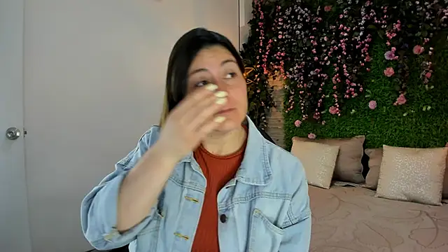 SarahDeyvis online show from December 17, 2025, 1:49 pm