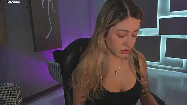 Snapshot of EveBensonX chatting on December 15, 2025, 12:44 pm EveBensonX online show from December 15, 2025, 12:44 pm