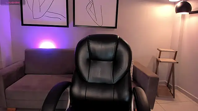 Snapshot of EveBensonX chatting on November 24, 2025, 2:28 pm EveBensonX online show from November 24, 2025, 2:28 pm