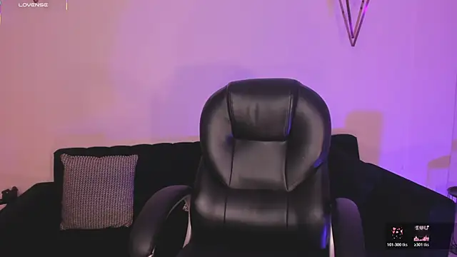 Snapshot of EveBensonX chatting on December 5, 2025, 11:42 am EveBensonX online show from December 5, 2025, 11:42 am