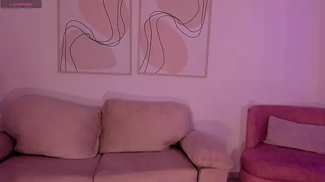 Snapshot of EveBensonX chatting on November 23, 2025, 6:29 pm EveBensonX online show from November 23, 2025, 6:29 pm