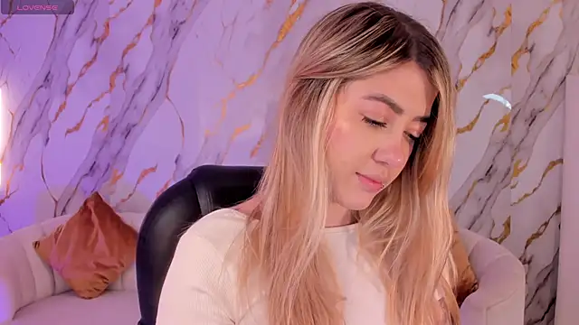 Snapshot of EveBensonX chatting on December 4, 2025, 11:53 am EveBensonX online show from December 4, 2025, 11:53 am