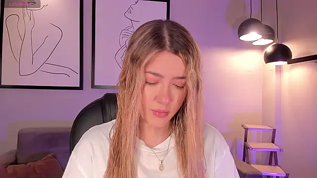 Snapshot of EveBensonX chatting on November 27, 2025, 12:49 pm EveBensonX online show from November 27, 2025, 12:49 pm